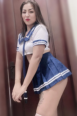 La pequeña escort Gila ofrece a su pareja la mejor experiencia sexual con un masaje prostático en Berlín