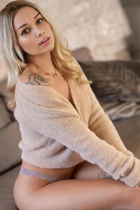 Eva Escort Service Berlin experimentada seductora delgada para momentos sensuales llenos de besos tiernos en un piso privado