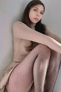 Marisa Escort Berlín sensual belleza esbelta seduce durante un flirteo secreto con delicado erotismo de pies